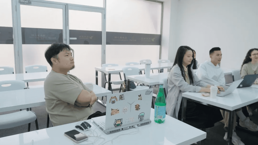 澳升老师在培优小班课辅导学生