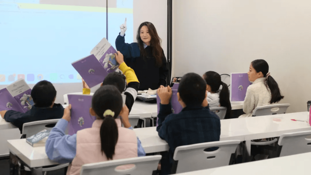 亲和力十足的澳升小学补习老师一对一辅导低年级学生